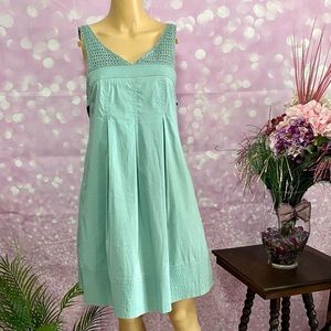 Beautiful little dress with crochet-like detail at top. Large bow in back.